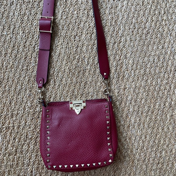 VALENTINO. Valentino Garavani Rockstud Small leather shoulder bag. Rosso. - Picture 1 of 16